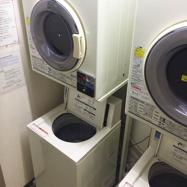 各有三台洗衣机跟烘干机。